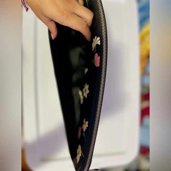 Kate Spade Floral Waltz Printed Floral
Waltz Laptop Sleeve Black Multi - Picture 3 of 4